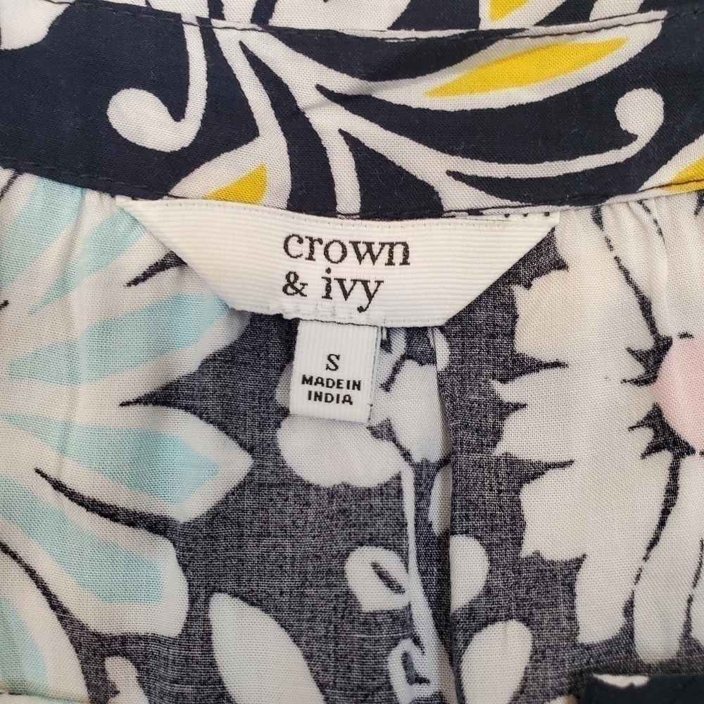 Crown & Ivy floral Sleeveless v-neck blouse - Picture 8 of 10